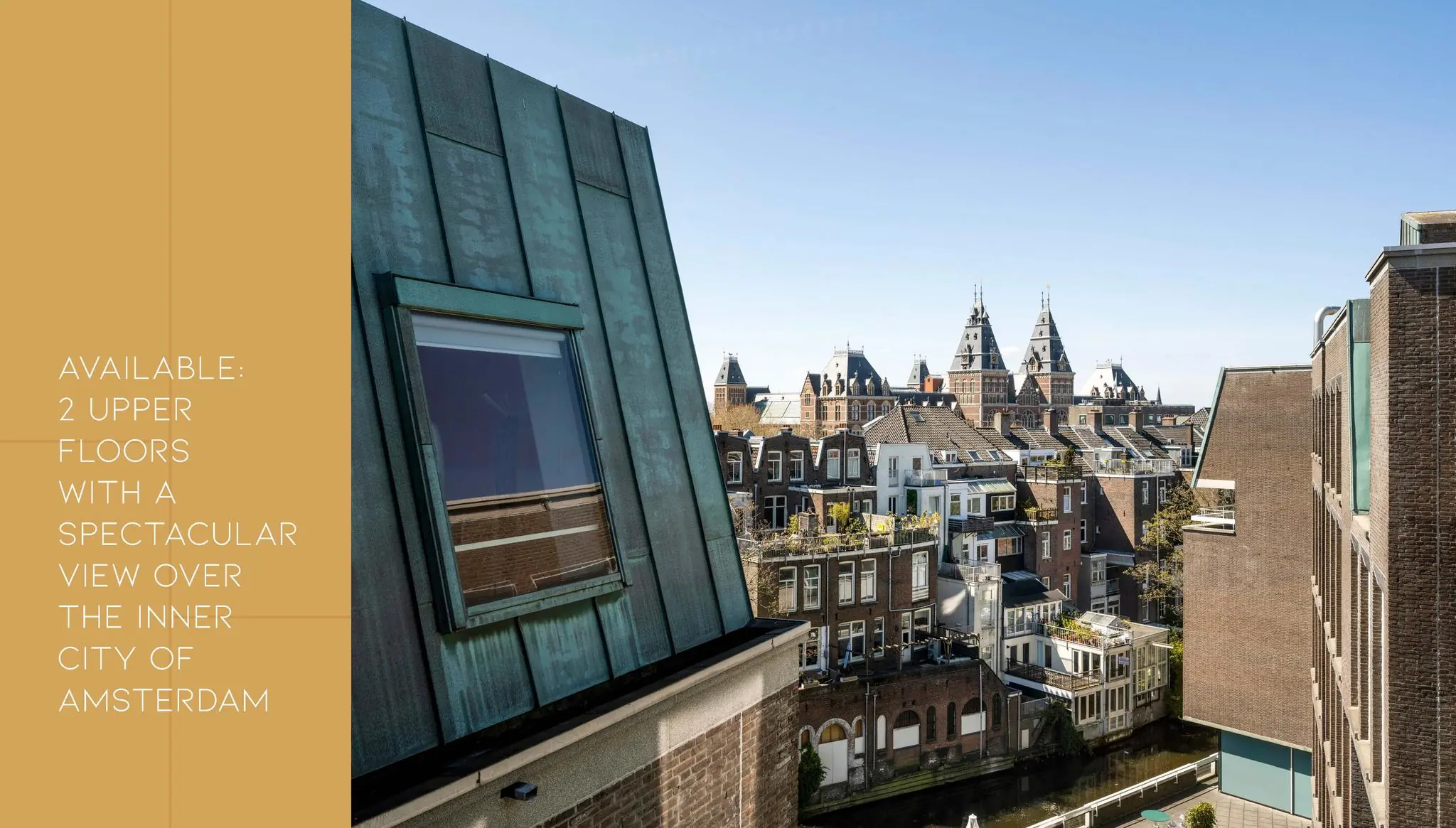 Uitzicht vanaf een bovenverdieping aan de Vijzelgracht op historische gebouwen en daken in het centrum van Amsterdam.