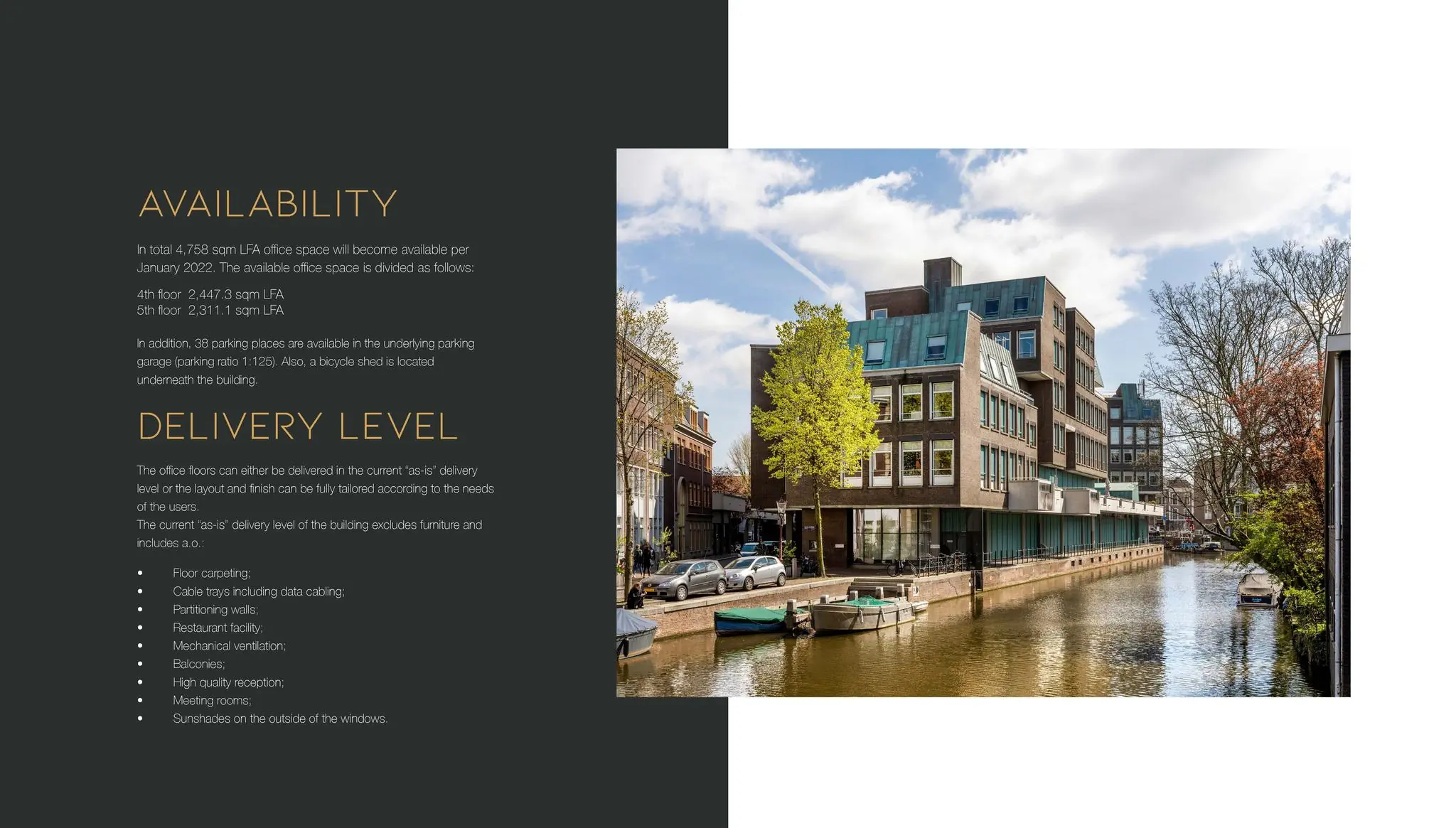 Kantoorgebouw aan de Vijzelgracht in Amsterdam met uitzicht op de gracht en aangemeerde boten.