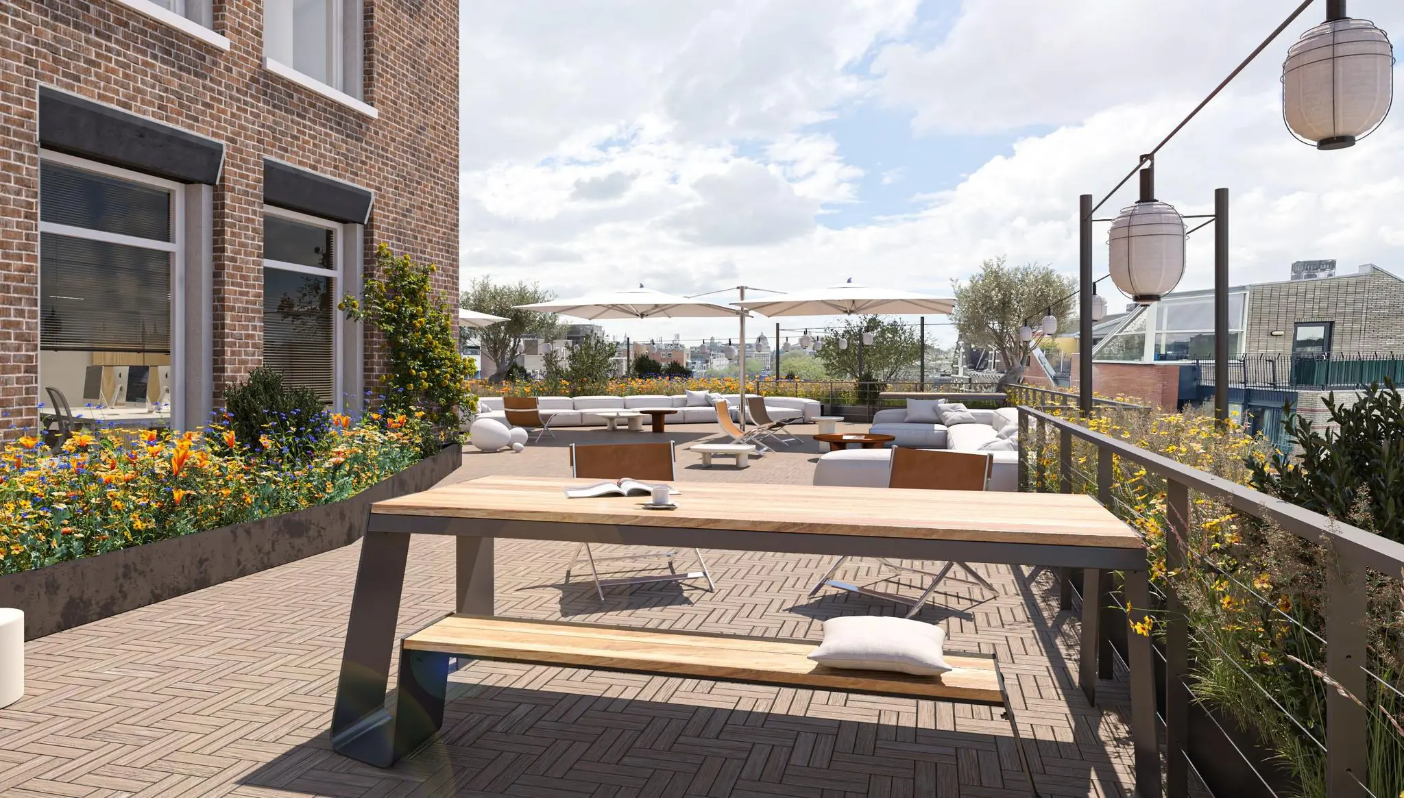 Dakterras aan de Vijzelgracht met moderne houten zitplekken, bloembakken en uitzicht over de stad.