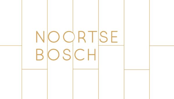Logo van Noortse Bosch met goudkleurige letters op een wit achtergrond met subtiele lijntekening.
