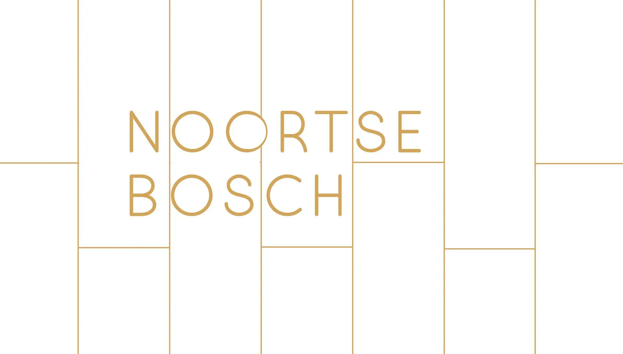 Logo van Noortse Bosch met goudkleurige letters op een wit achtergrond met subtiele lijntekening.
