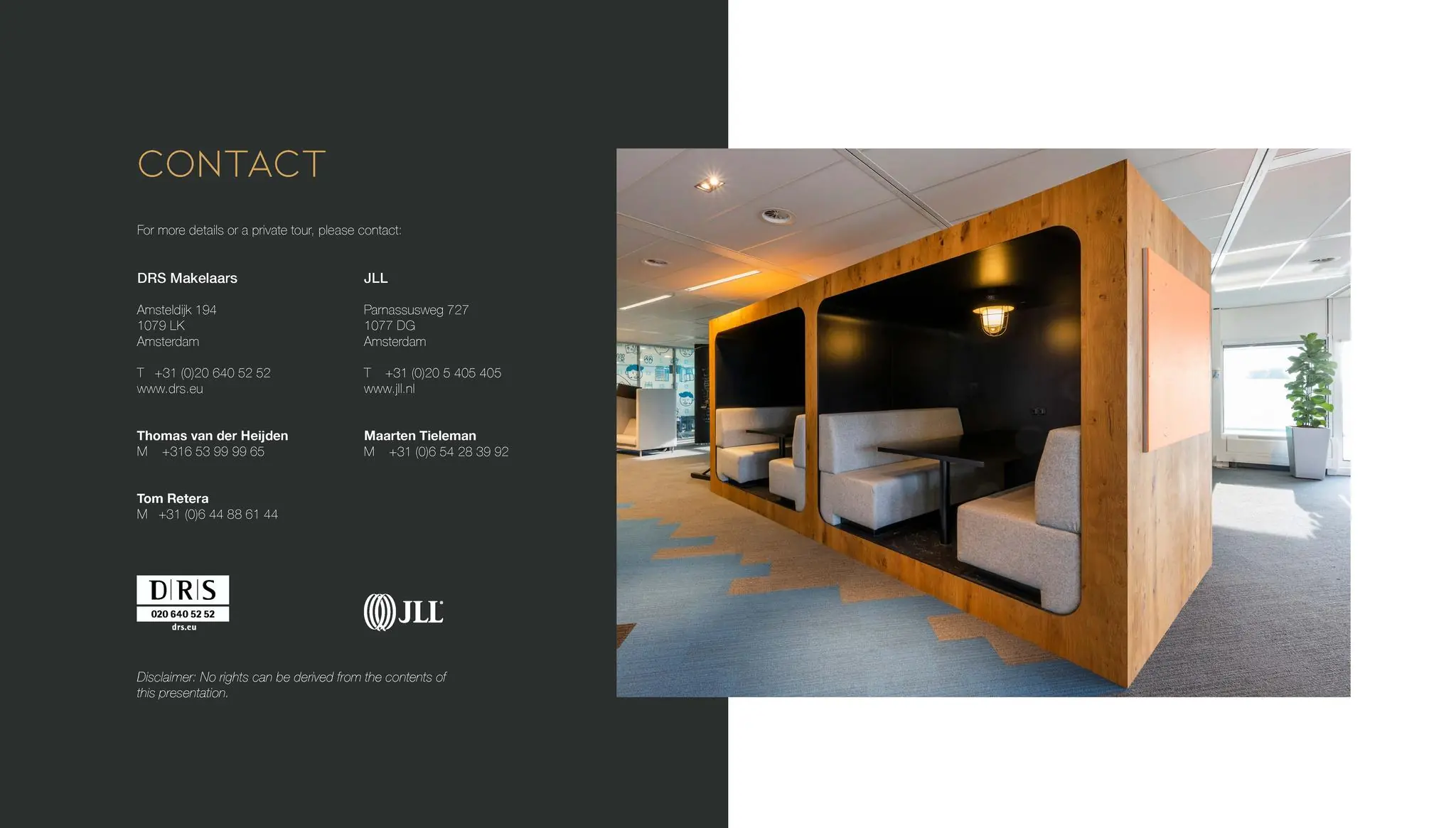 Modern ingerichte zithoeken in een houten nis in een kantoorpand aan de Vijzelgracht in Amsterdam.