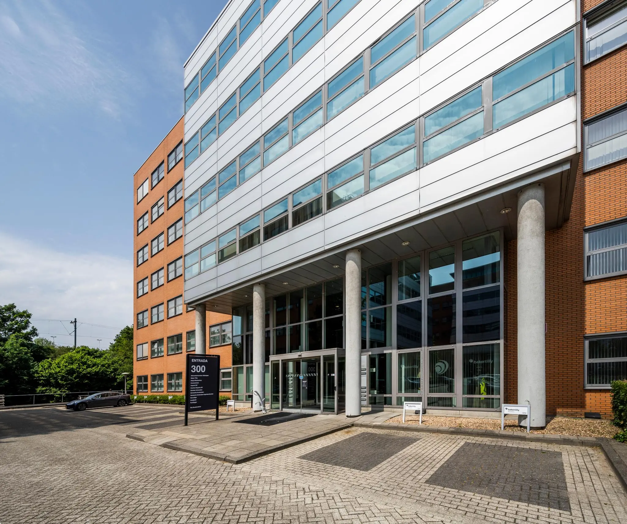 Ingang van kantoorgebouw Entrada 300 met moderne gevel en grote glazen entree.