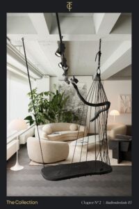 Modern ingericht interieur met organisch gevormde meubels, een grote zwarte schommel en veel groene planten in een ruimte aan de Stadhouderskade 85.