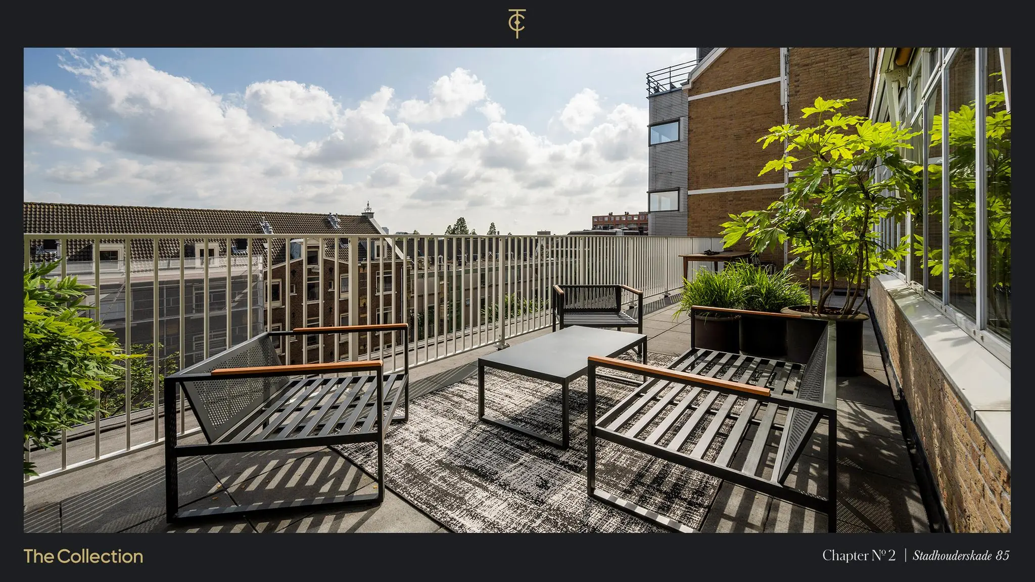 Modern gemeubileerd dakterras met uitzicht op de stad aan de Stadhouderskade 85.