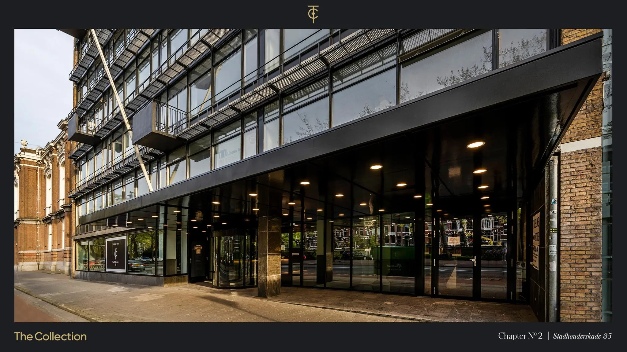 Ingang van een modern kantoorgebouw aan de Stadhouderskade 85 in Amsterdam met glazen gevel en overkapping.