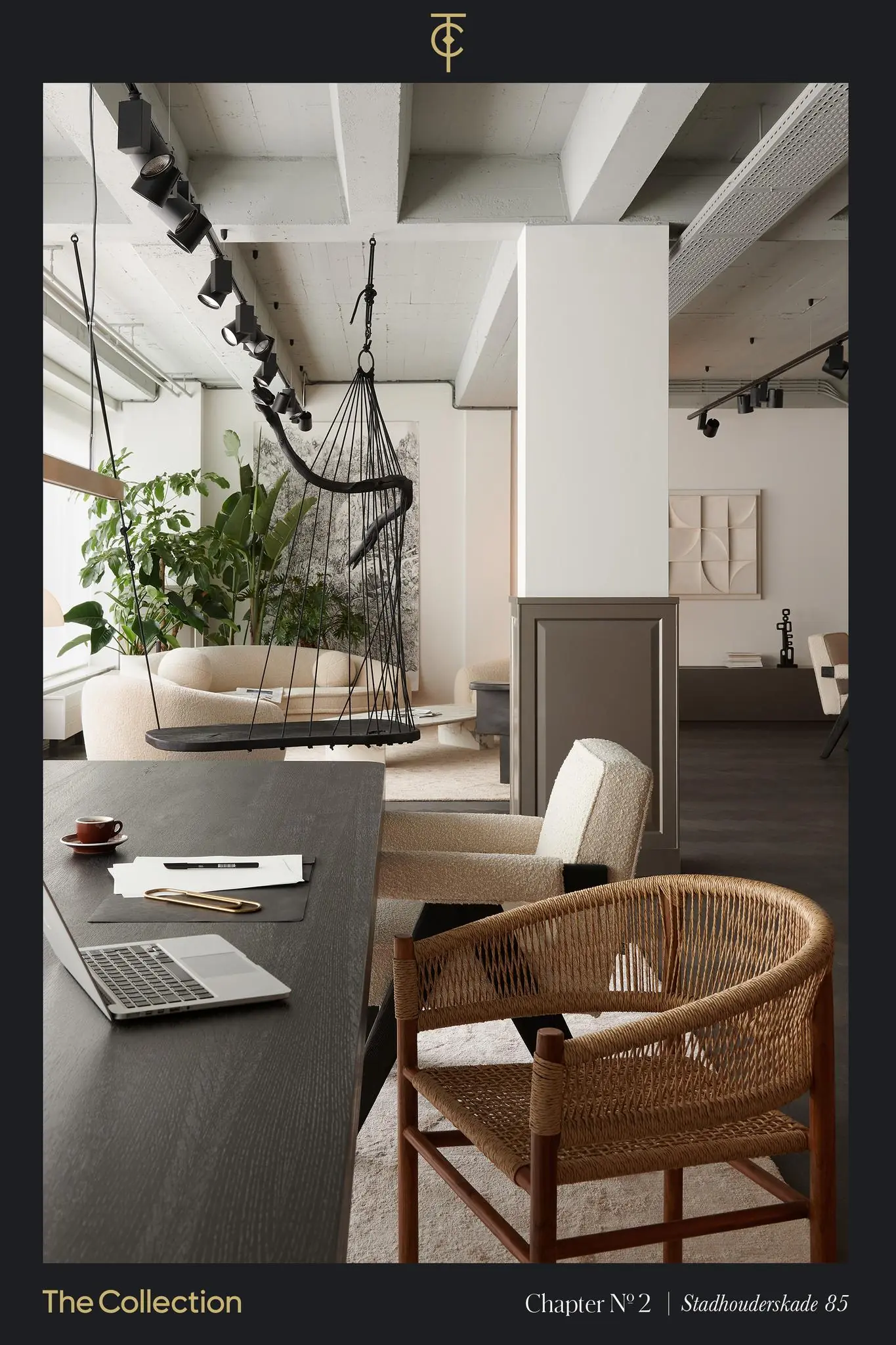 Stijlvol ingericht modern kantoor aan de Stadhouderskade met designmeubilair, hangstoel en planten.