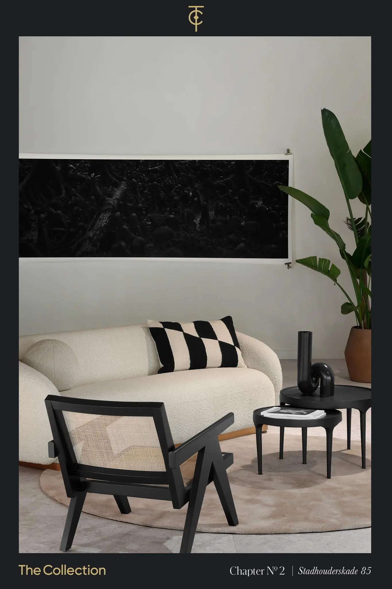 Stijlvol ingericht modern interieur met een crèmekleurige bank, zwarte accenten en een grote groene plant op Stadhouderskade 85.