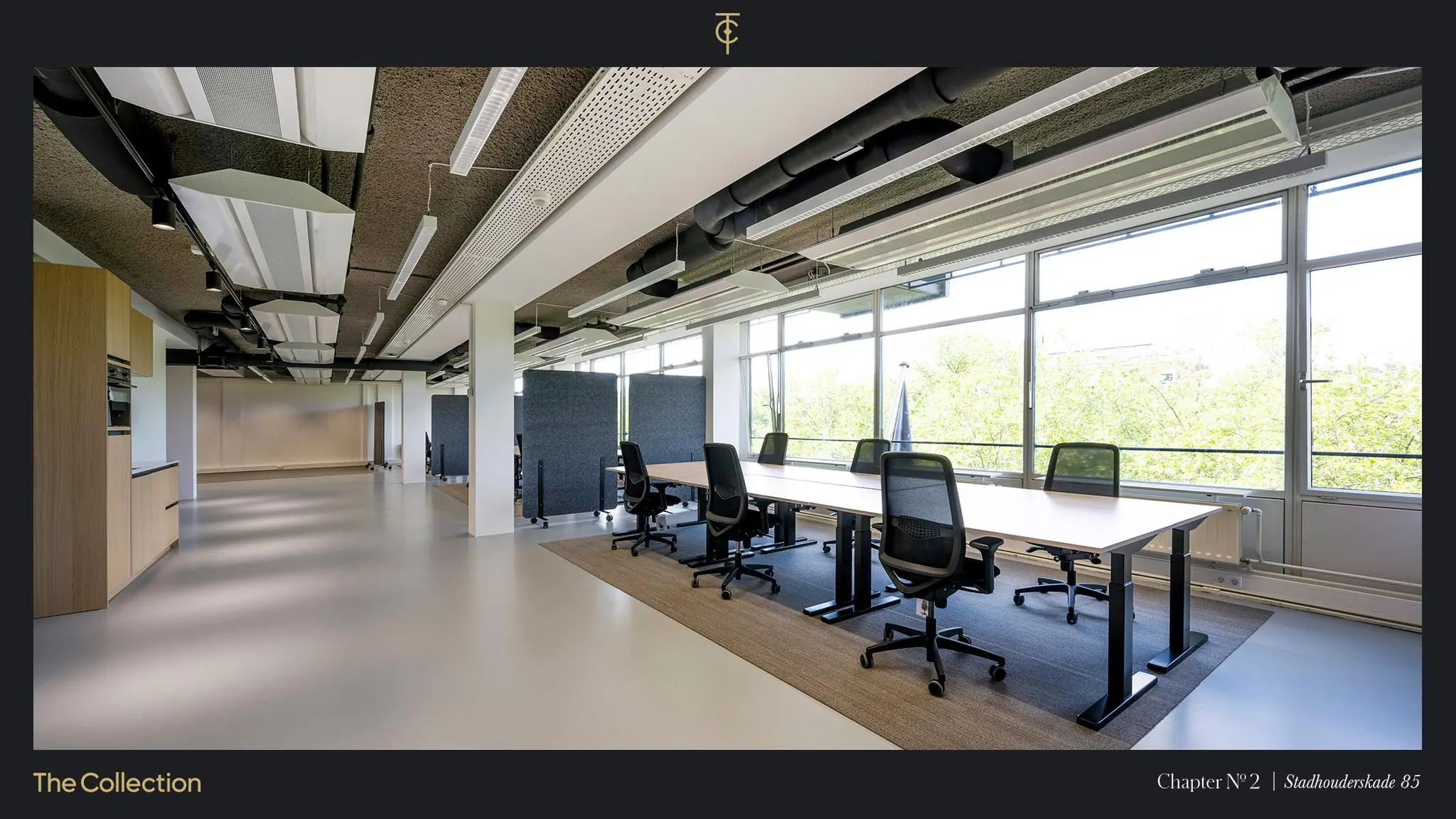 Modern ingericht kantoor met bureaus en bureaustoelen aan de Stadhouderskade 85, met veel daglicht door grote ramen.