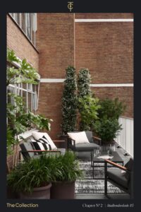 Moderne, sfeervol ingerichte terrashoek met planten en loungezitjes aan de Stadhouderskade 85.