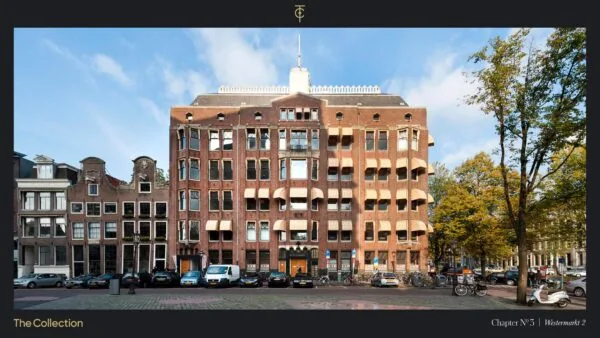 Voorgevel van het karakteristieke bakstenen kantoorpand aan de Westermarkt 2 in Amsterdam, met opvallende erkers en zonneschermen.