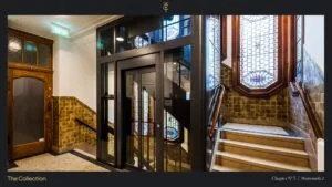 Sfeervol trappenhuis aan de Westermarkt 2 met moderne lift en glas-in-loodramen.