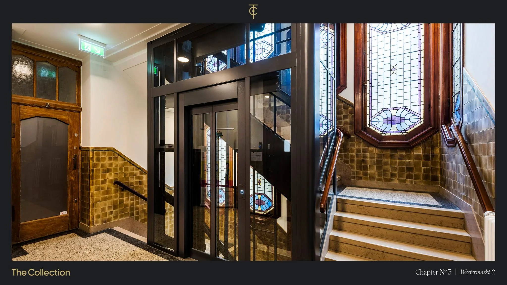 Sfeervol trappenhuis aan de Westermarkt 2 met moderne lift en glas-in-loodramen.