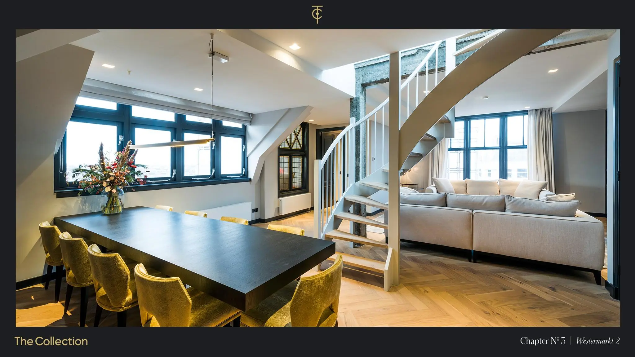 Stijlvol modern interieur op Westermarkt 2 met eet- en zithoek, houten visgraatvloer en een witte wenteltrap.