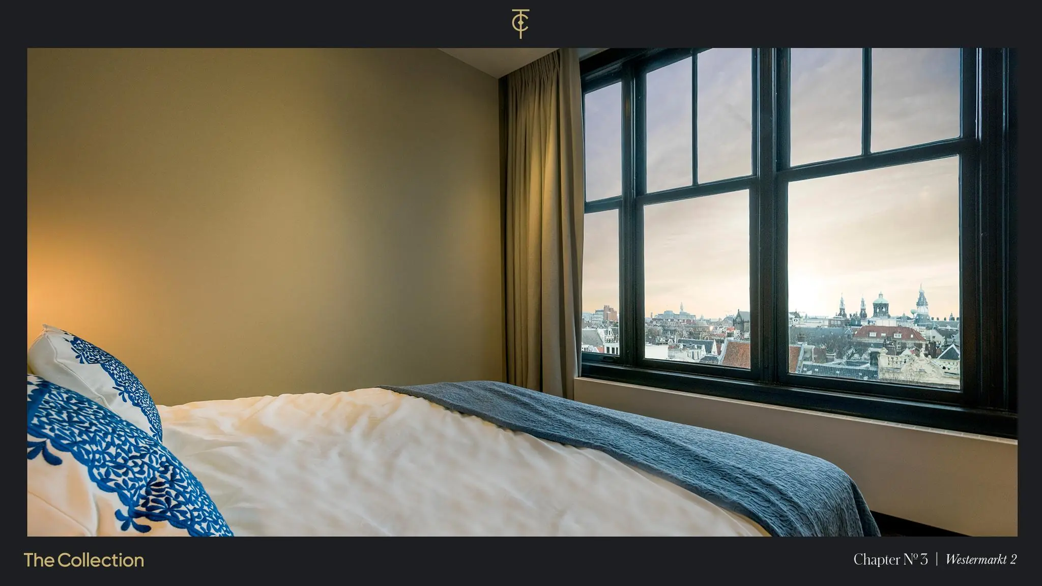 Luxe slaapkamer met uitzicht op de Amsterdamse skyline vanaf Westermarkt 2.