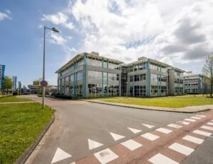 Modern kantoorgebouw aan de Gyroscoopweg met veel glas en een verzorgde omgeving.