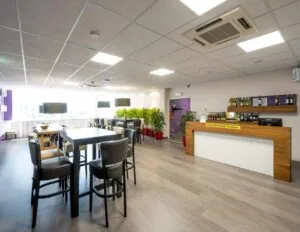 Moderne, licht ingerichte kantine aan de Gyroscoopweg met zithoeken, bar en kamerplanten.