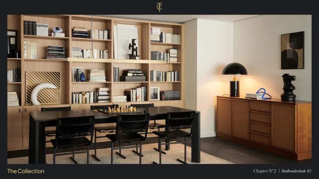 Stijlvol ingerichte woonruimte aan de Stadhouderskade met een wandkast vol boeken, een zwarte eettafel met schaakbord en een retro dressoir met moderne kunstobjecten.