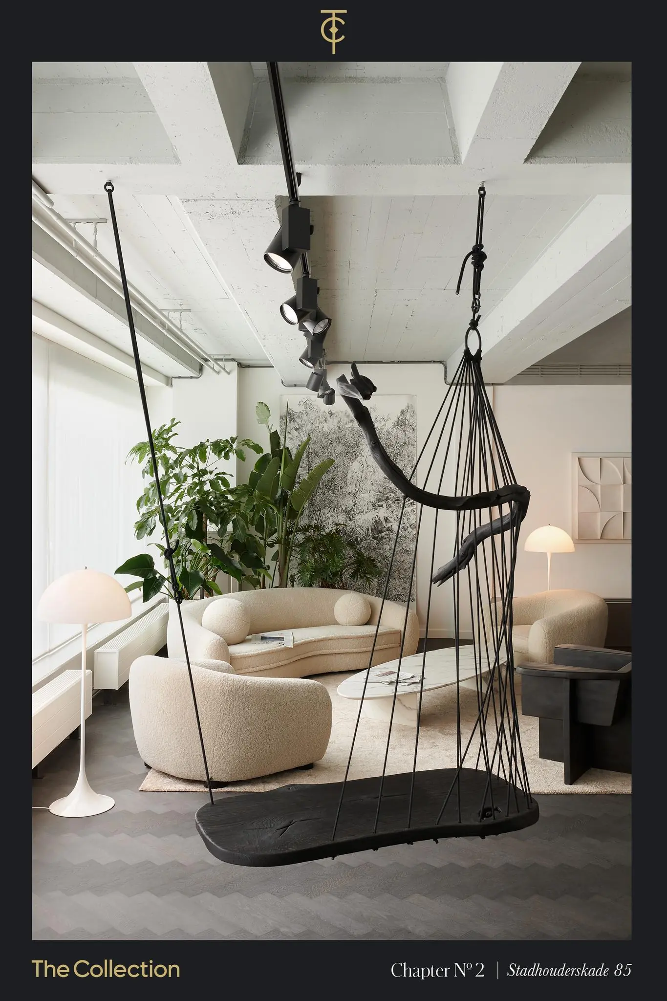 Modern ingericht interieur met designmeubels, een zwarte schommel en grote planten op Stadhouderskade 85.