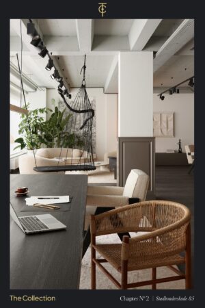 Modern kantoorinterieur aan de Stadhouderskade 85 met stijlvolle meubels, een hangstoel en warme natuurlijke accenten.