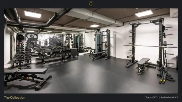 Moderne fitnessruimte met gewichten, krachtapparatuur en spiegels aan de Stadhouderskade 85.