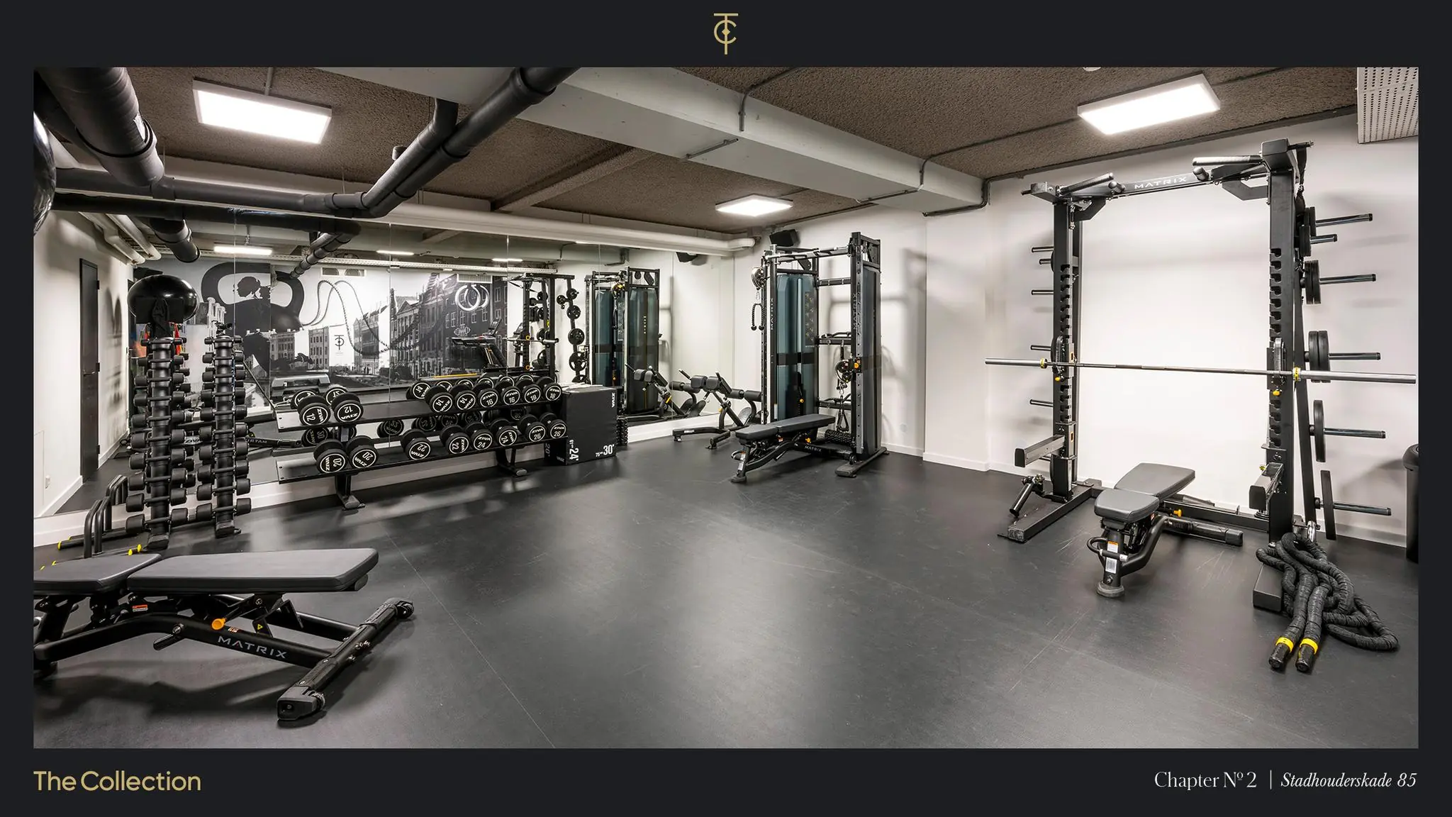 Moderne fitnessruimte met gewichten, krachtapparatuur en spiegels aan de Stadhouderskade 85.