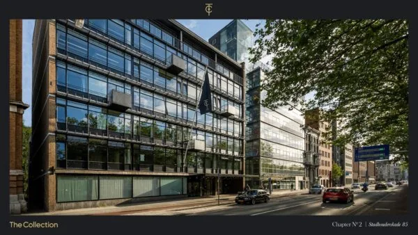 Modern kantoorgebouw met glazen gevel aan de Stadhouderskade 85 in Amsterdam.