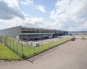 Modern kantoorgebouw met parkeergelegenheid aan de Albert Einsteinweg 5 in Lelystad.