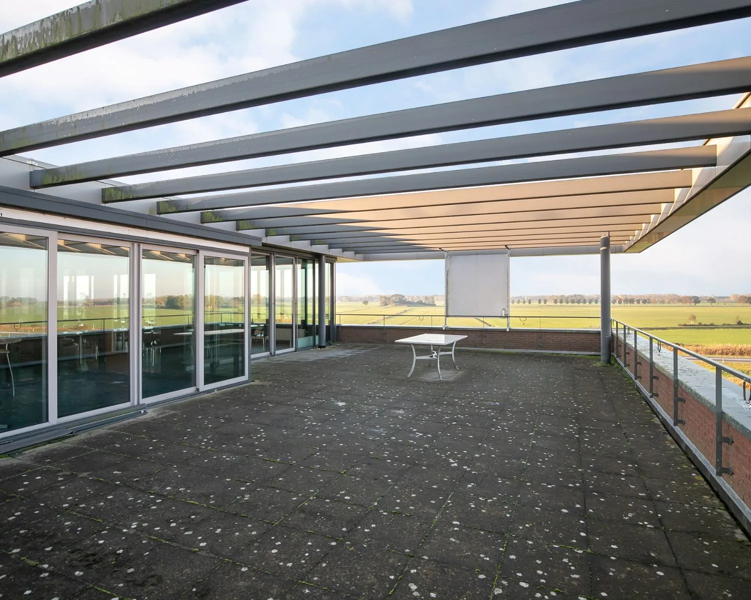 Ruim dakterras met overkapping en weids uitzicht bij kantoorruimte aan de Carlsonstraat 13 in Kampen.