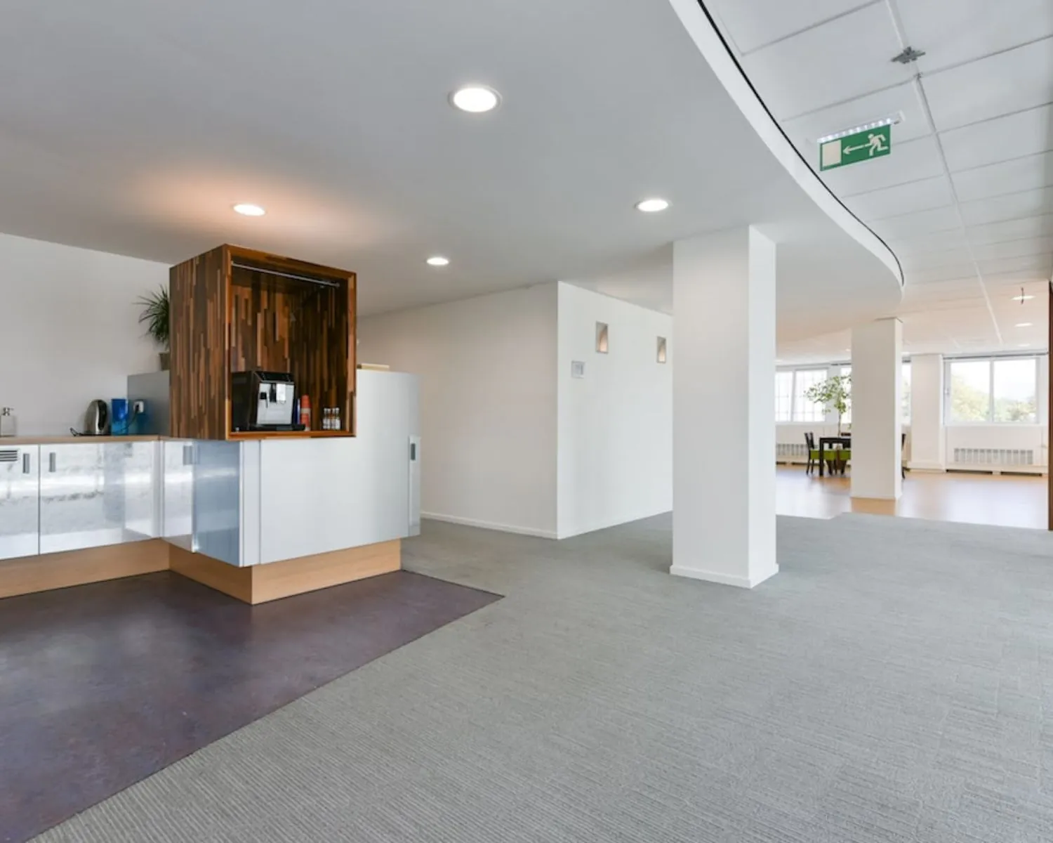 Moderne kantoorruimte aan de Treubstraat 1 in Rijswijk met een open indeling en een kitchenette.