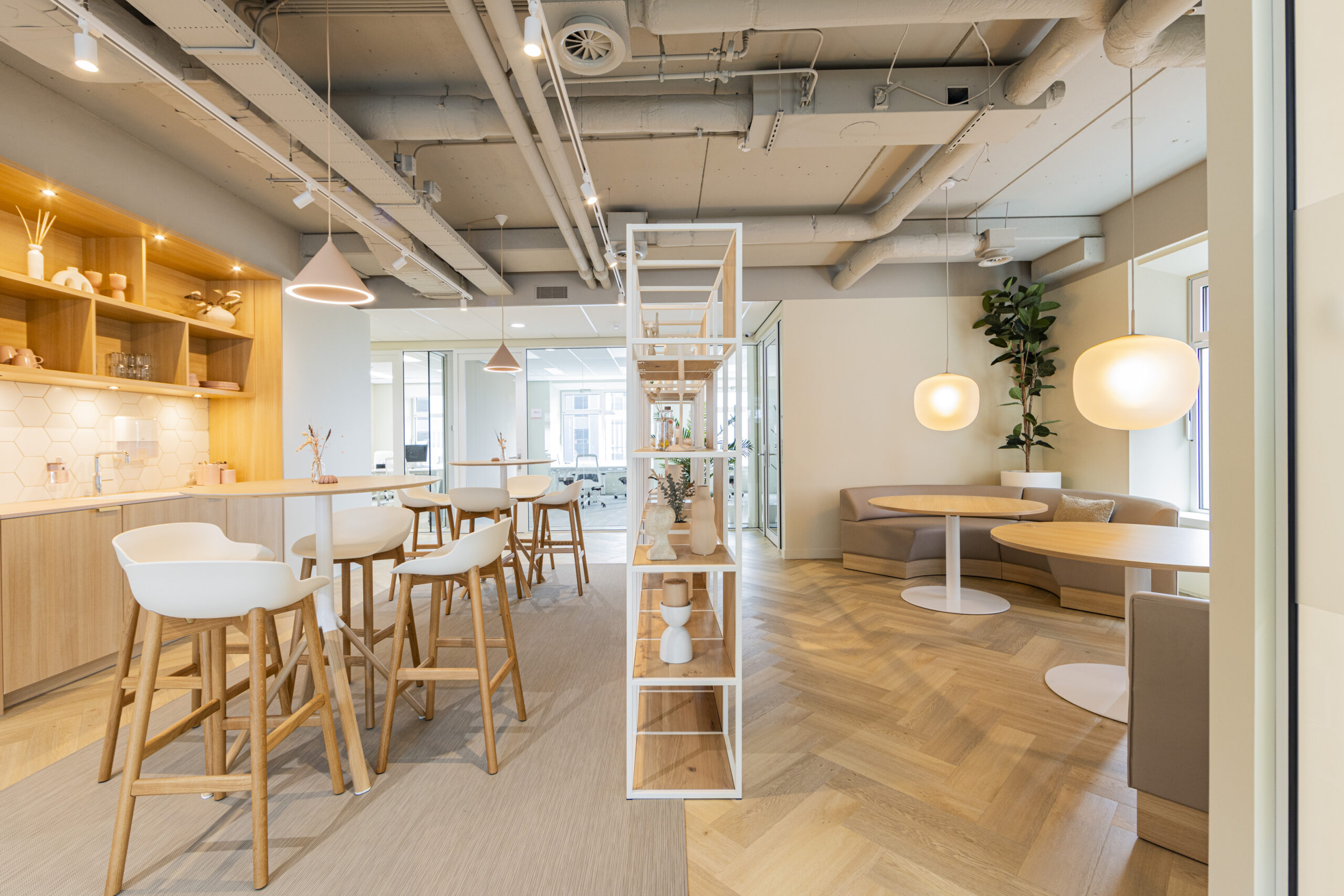 Een modern Scandinavisch kantoor in Rotterdam met licht houten meubelen en een strakke inrichting.