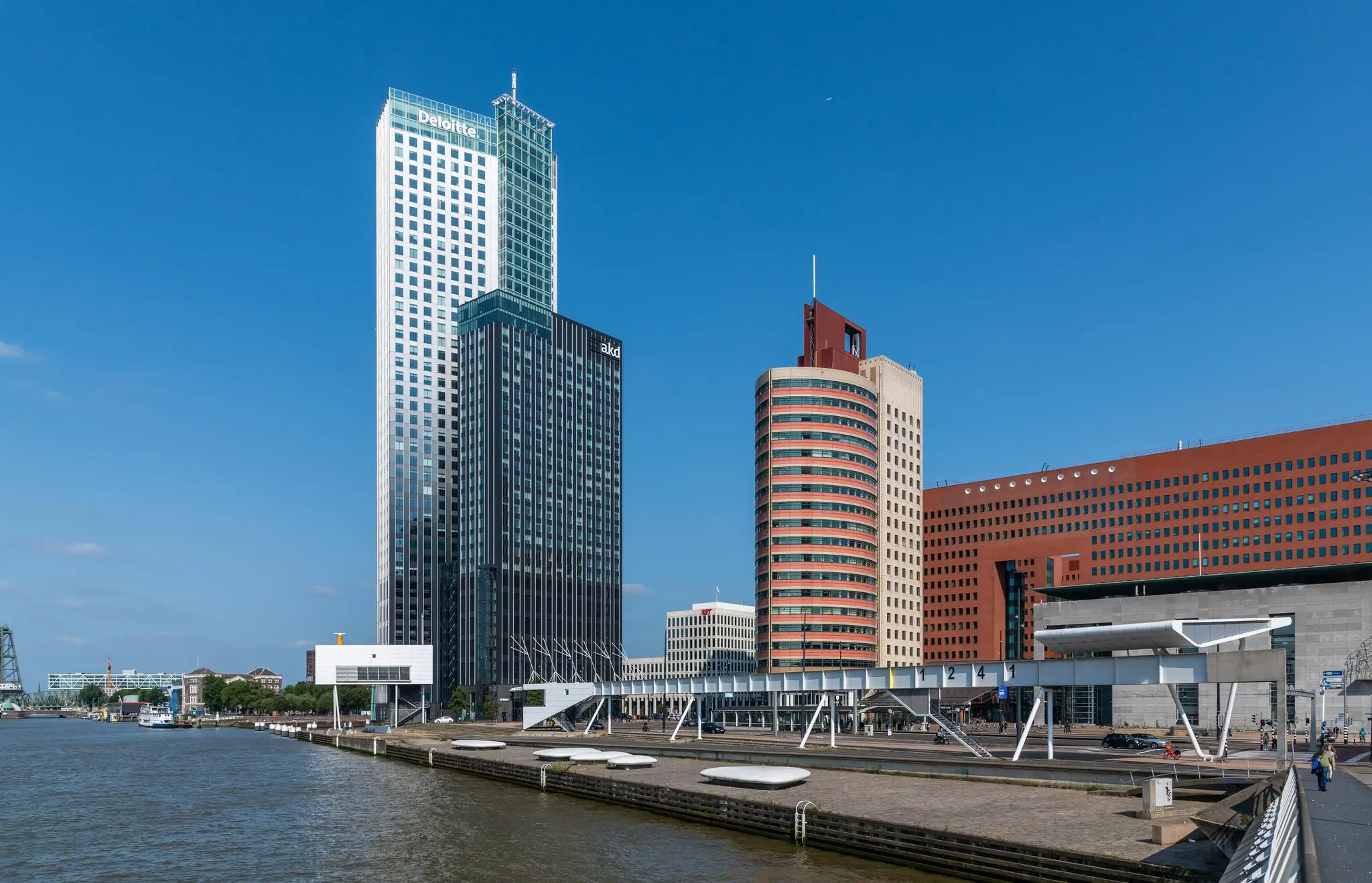 Moderne hoogbouw aan het Wilhelminaplein in Rotterdam met uitzicht op de kade en het water.