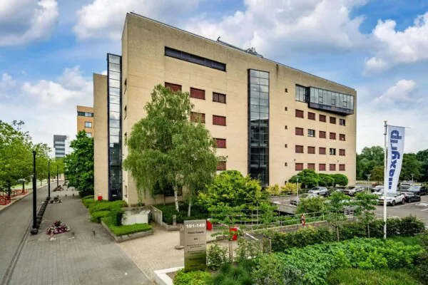 Modern kantoorgebouw aan de Euclideslaan met parkeergelegenheid en omliggend groen.