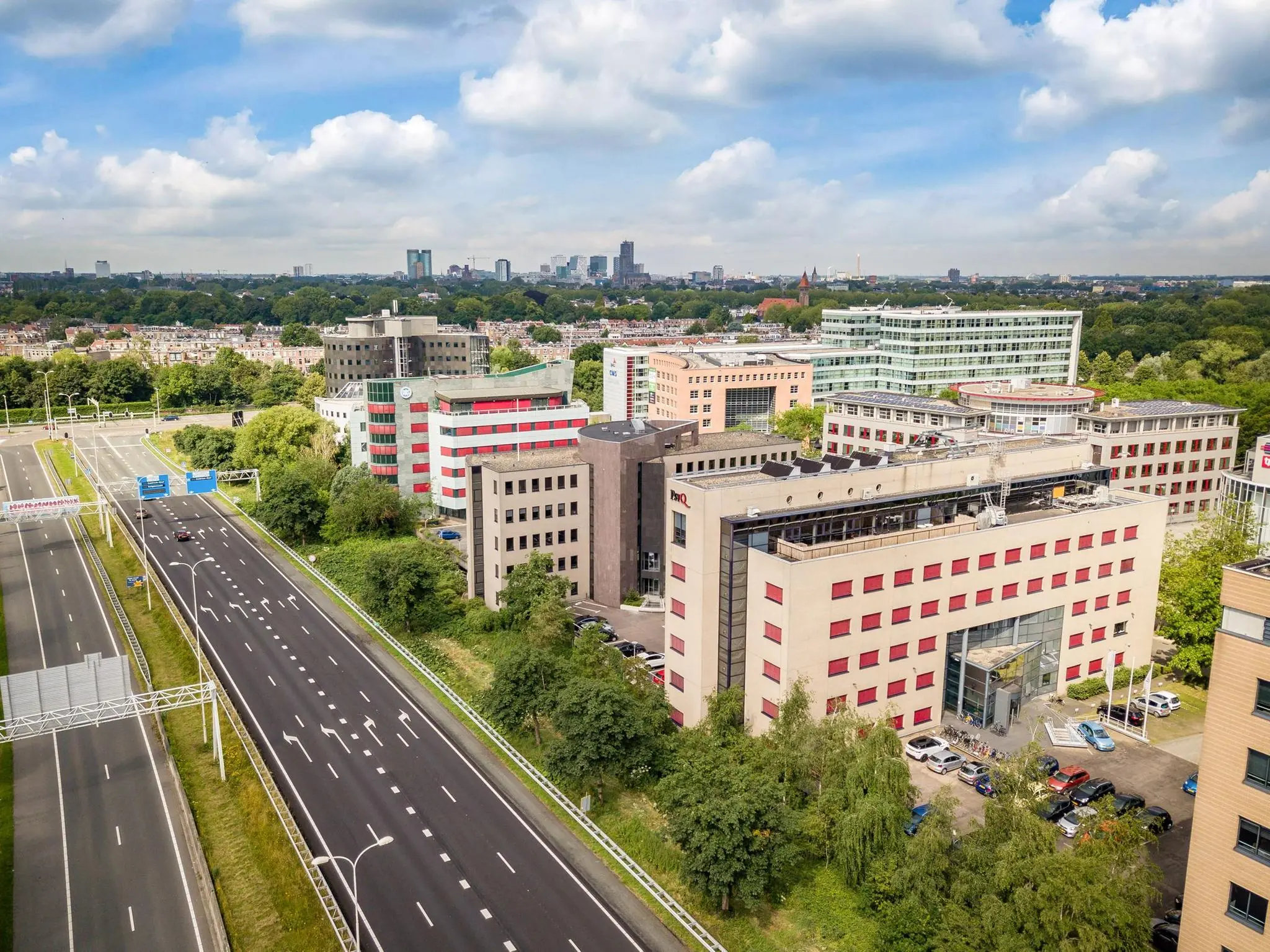 Luchtfoto van kantoorgebouwen aan de Euclideslaan in Utrecht, gelegen naast de A28 snelweg.