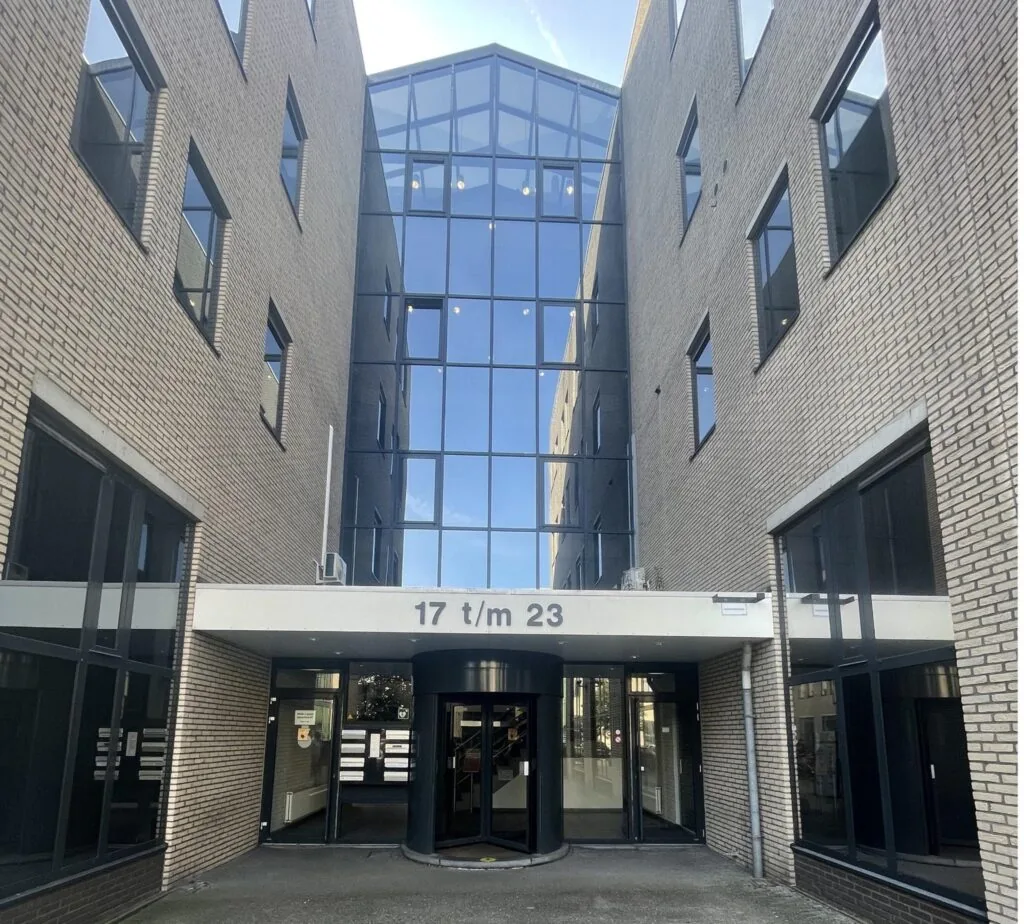 Ingang van een modern kantoorgebouw aan de Zekeringstraat met huisnummer 17 t/m 23.
