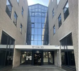 Ingang van een modern kantoorgebouw aan de Zekeringstraat met huisnummer 17 t/m 23.