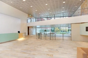 Moderne en lichte entreehal van een kantoorpand aan de Tupolevlaan met toegangspoortjes en balie.
