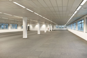Ruime, lege kantoorruimte aan de Tupolevlaan met systeemplafond en grote ramen.