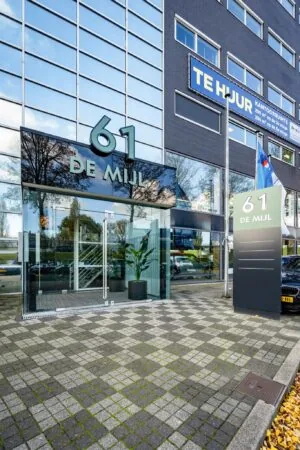 Ingang van kantoorgebouw De Mijl aan Mijlweg 61 met glazen entree en verhuurbord.