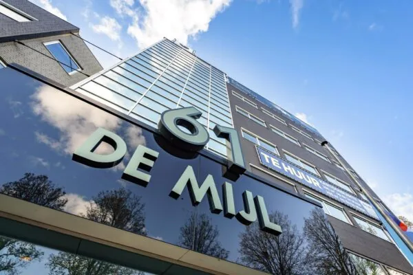Zakelijk kantoorpand aan de Mijlweg 61 met opvallend 'Te Huur'-bord op de gevel.