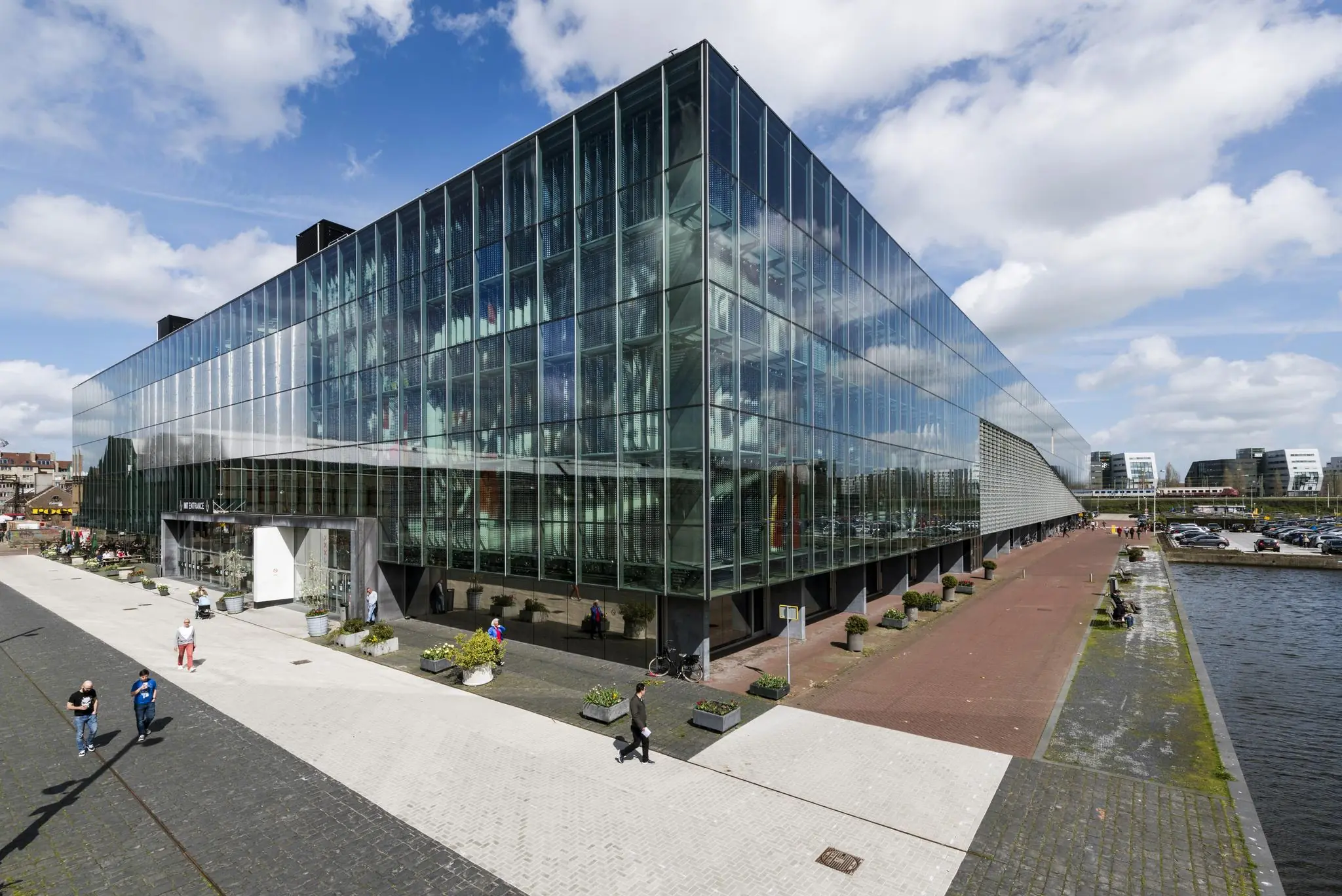 Modern glazen kantoorgebouw aan de Jacob Bontiusplaats in Amsterdam, gelegen naast het water.