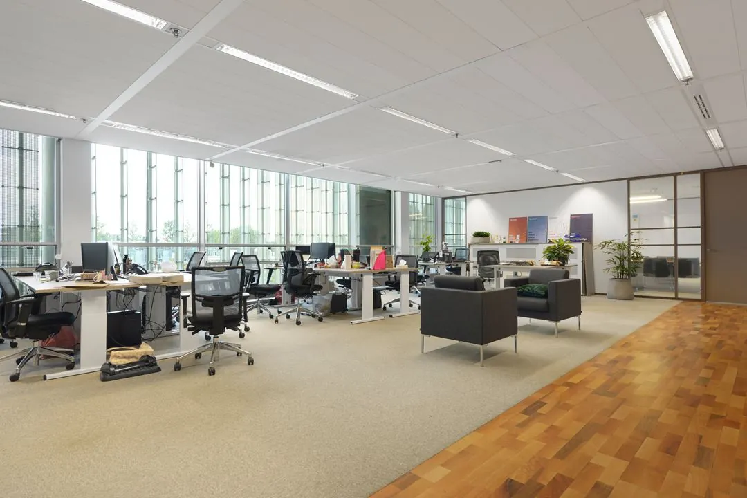 Moderne, open kantoorruimte aan de Jacob Bontiusplaats met werkplekken, loungehoek en grote raampartijen.