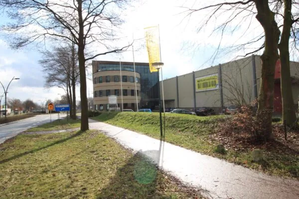 Kantoorpand en loods aan de Koningsweg met NETARCHIEF.NL-bord en naastgelegen fietspad.