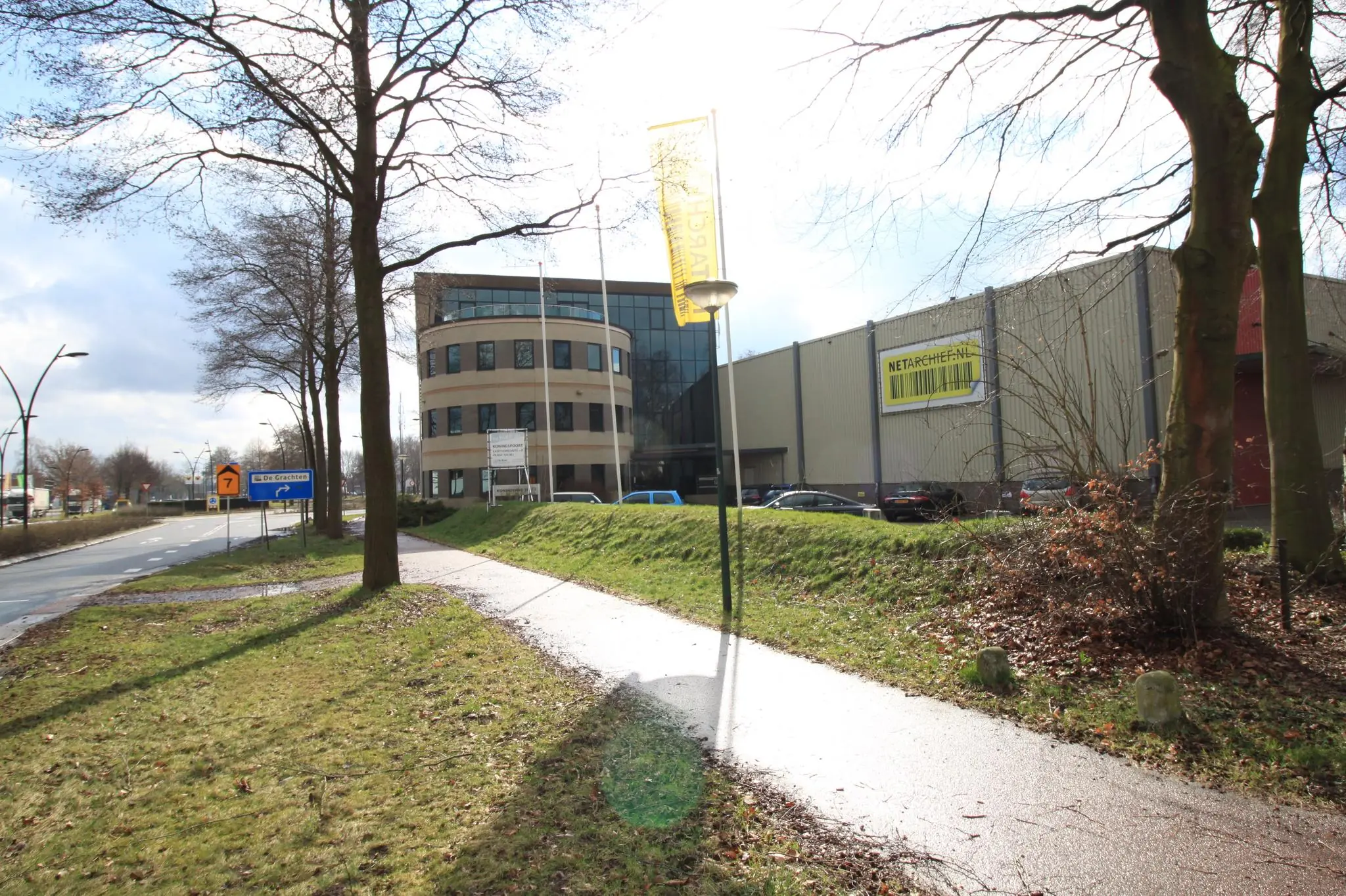 Kantoorpand en loods aan de Koningsweg met NETARCHIEF.NL-bord en naastgelegen fietspad.