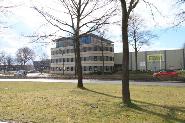 Kantoorgebouw aan de Koningsweg met op de achtergrond het pand van Netapchief.nl.