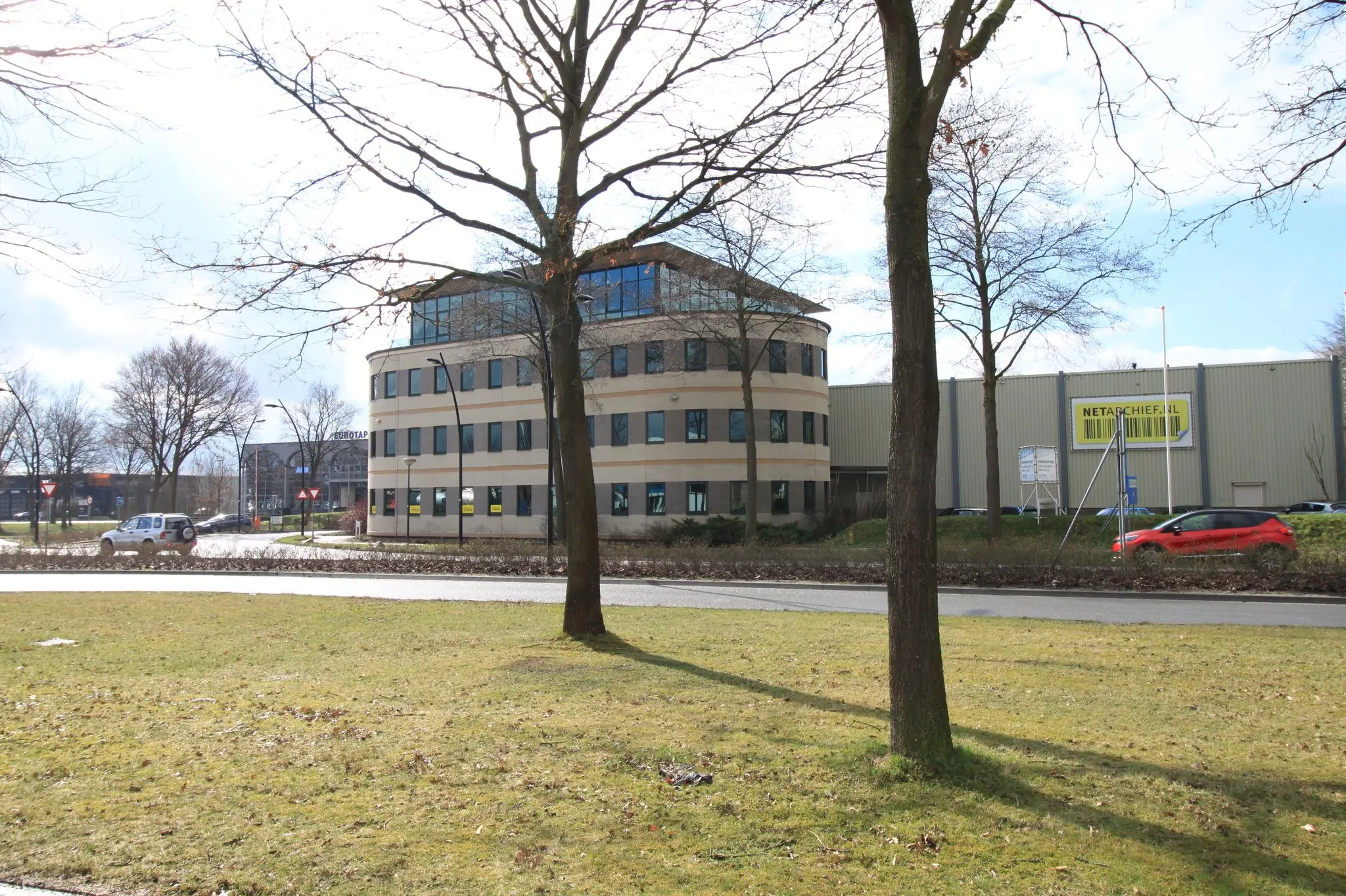 Kantoorgebouw aan de Koningsweg met op de achtergrond het pand van Netapchief.nl.