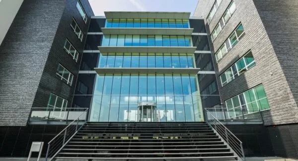 Modern kantoorgebouw aan het Stationspark met glazen façade en brede trappen aan de voorzijde.