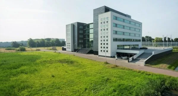 Modern kantoorgebouw aan het Stationspark met ruime groenstrook op de voorgrond.