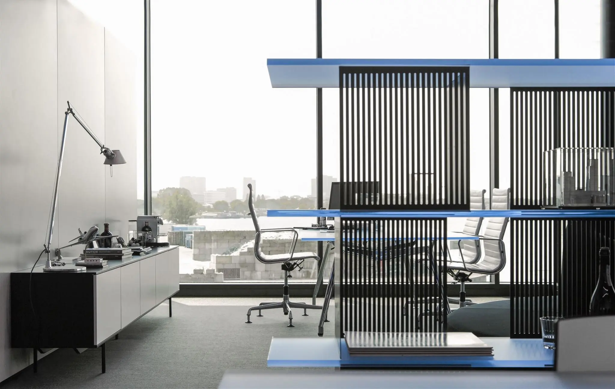Modern kantoorinterieur aan de Moermanskkade met uitzicht op de stad en strak vormgegeven meubels.