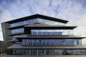 Modern kantoorgebouw aan de Moermanskkade met glazen gevel en opvallende schuine lijnen.